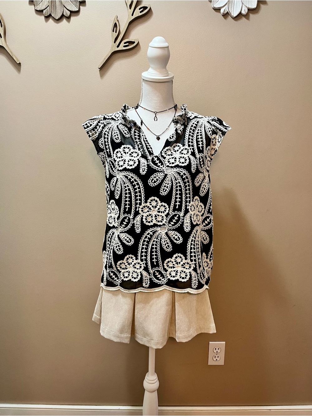 NWT Zac & Rachel Black & White Floral Lace-Overlay V-Neck Top Size Small